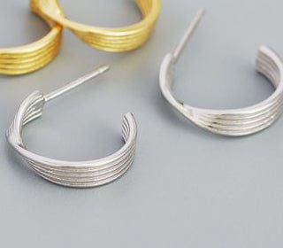 BeadsBalzar Beads & Crafts (925-B06-X) Simple Twisted Letter C Shape 925 Sterling Silver Stud Earrings (1 PAIR)